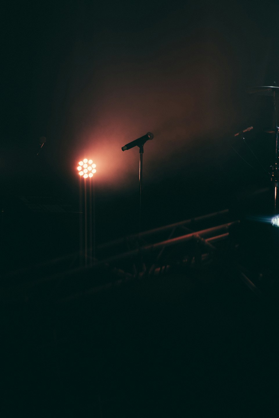 Un microfono solitario sul palco, pronto per un'esibizione.