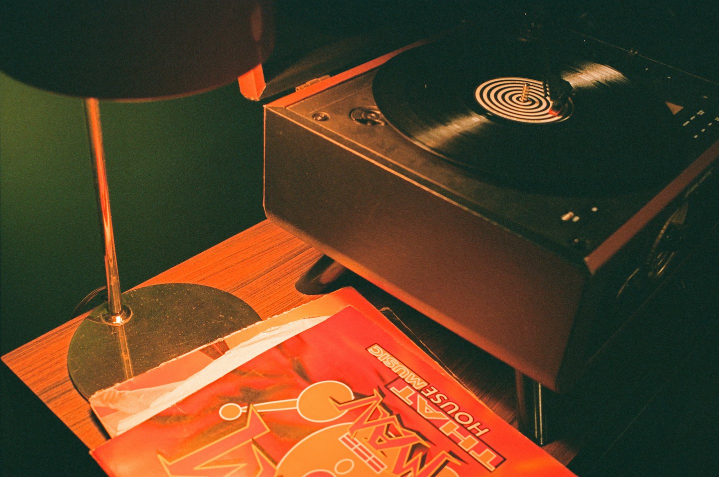 Un disco in vinile nero gira su un giradischi vintage.